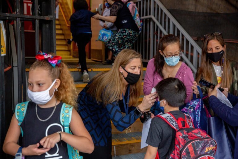 Padres buscan que usar máscaras en las escuelas sea algo